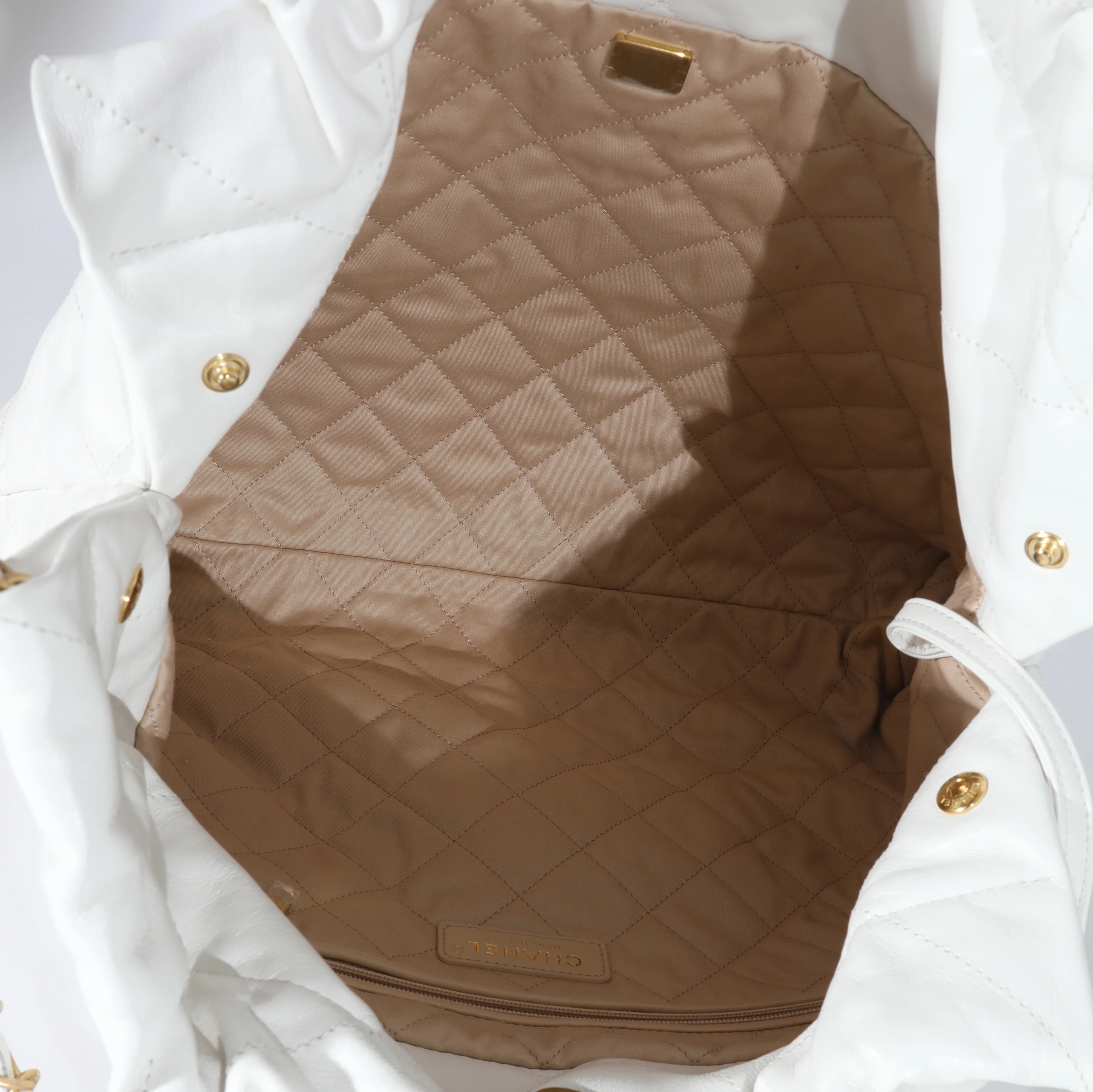 Chanel White Calfskin Chanel 22 Bag - Image 8