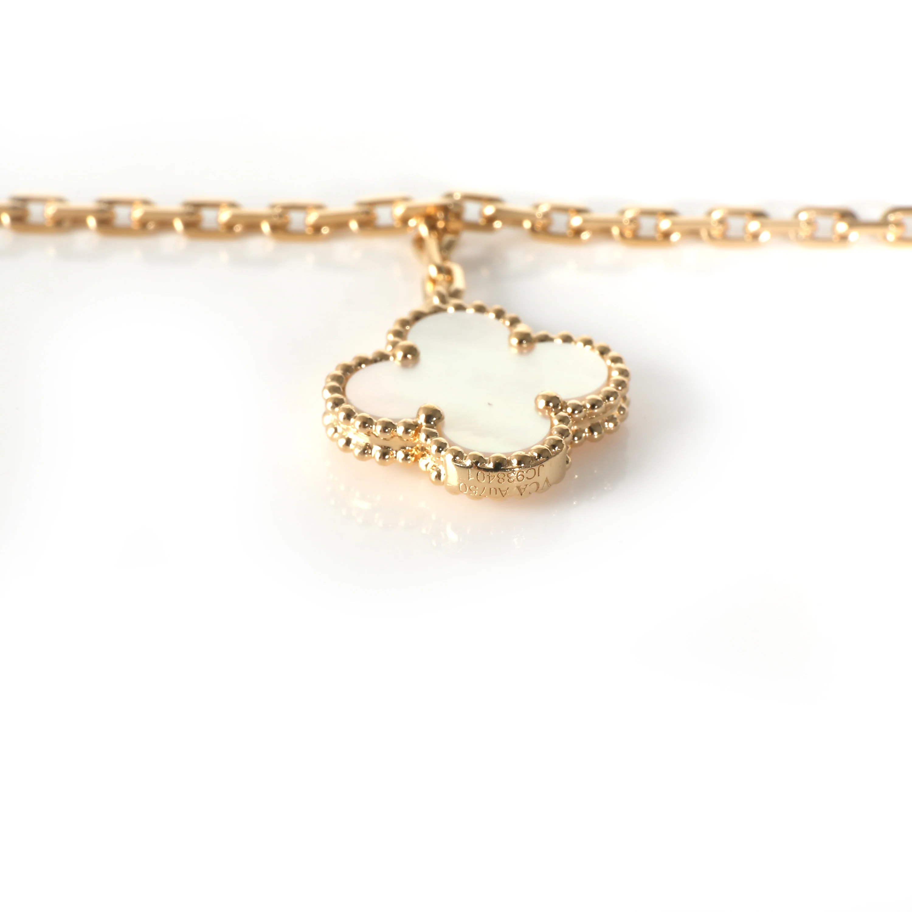Lucky Alhambra Bracelet in 18k Yellow Gold - Image 3
