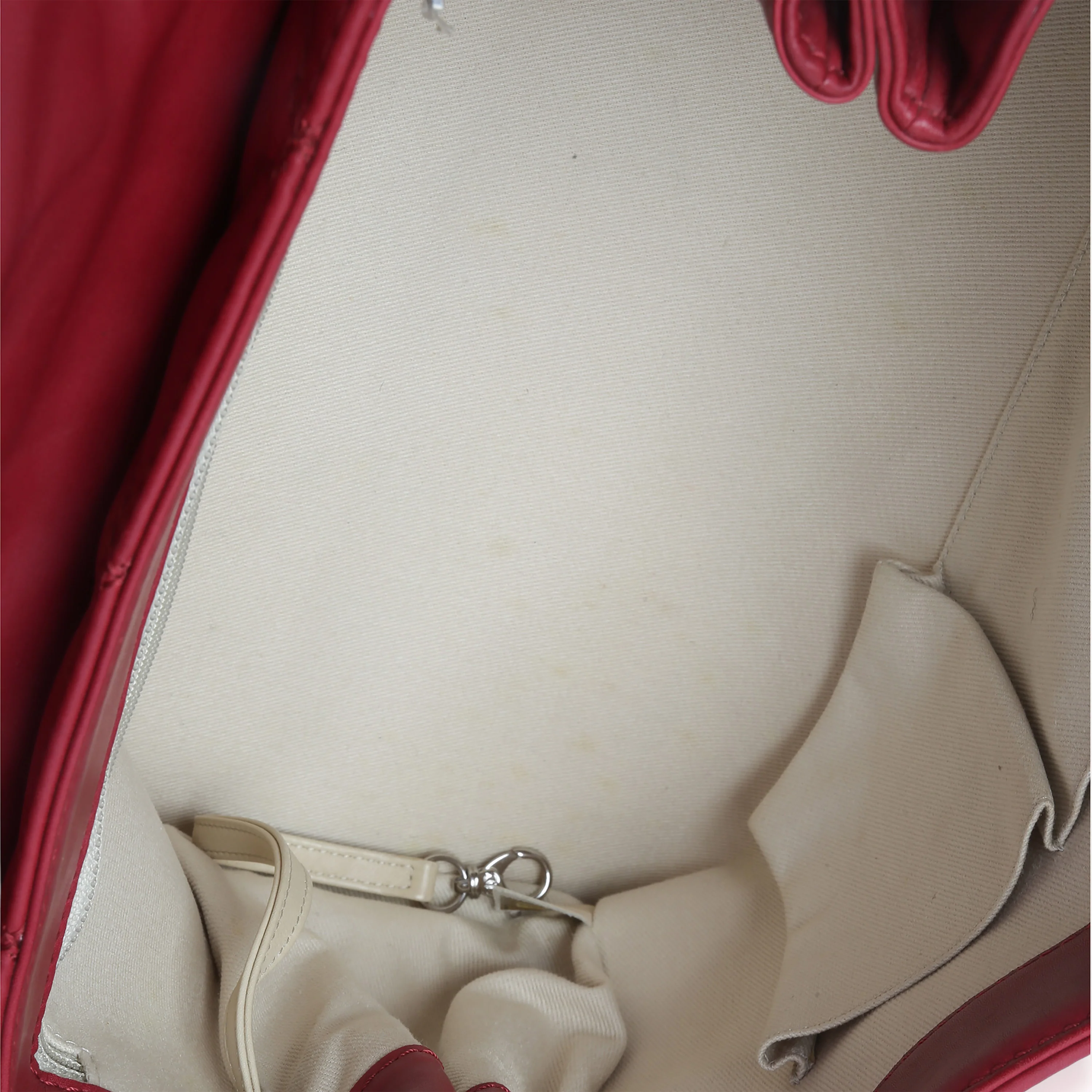Red Quilted Lambskin Hampton Large Flap Bag - Image 8