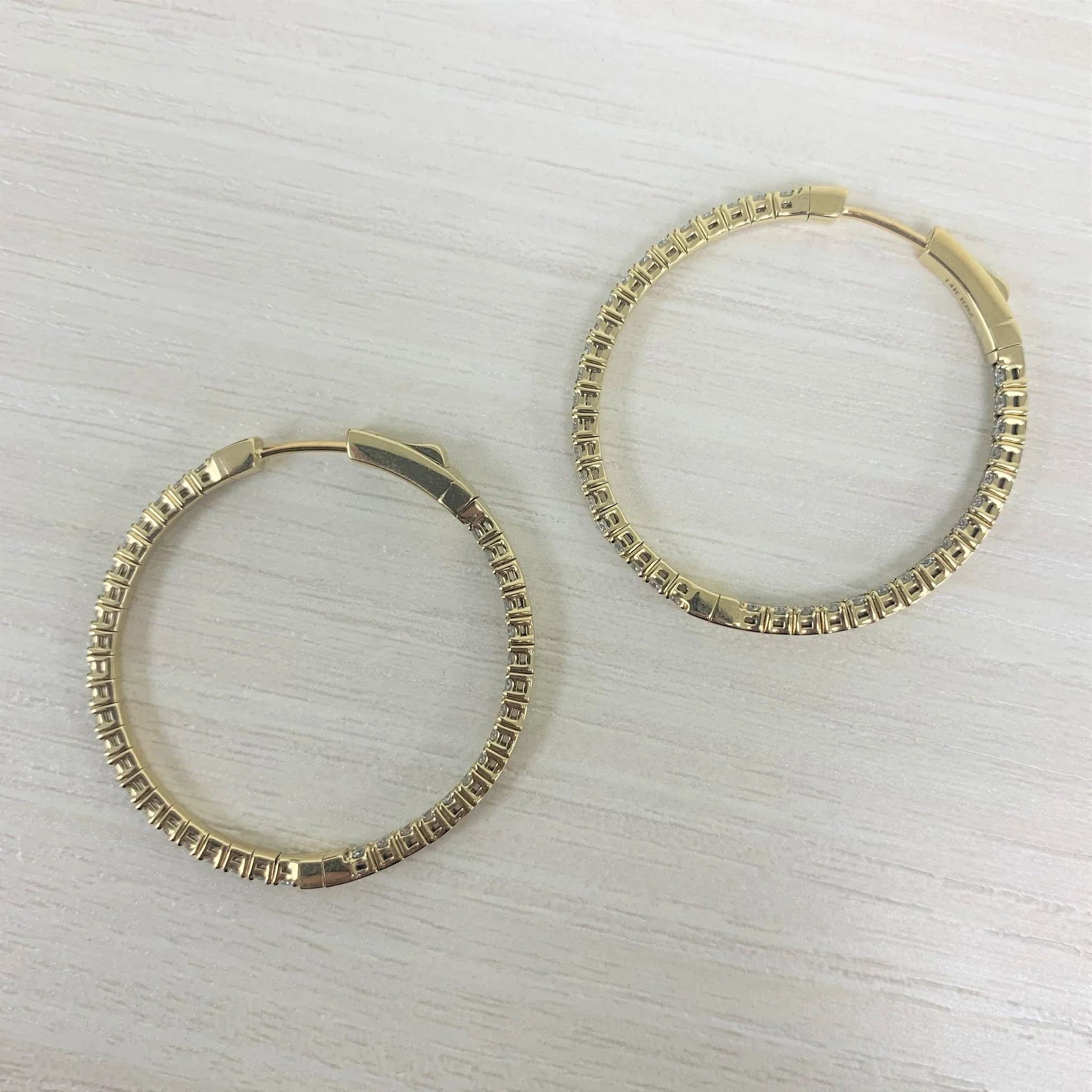 Flexible Diamond In & Out Hoop Earrings in 14K Gold (1.80 CTW) - Image 4